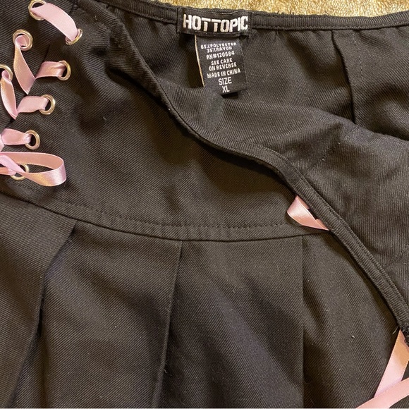 Pleated Zip-Up Skirt - Picture 8 of 9